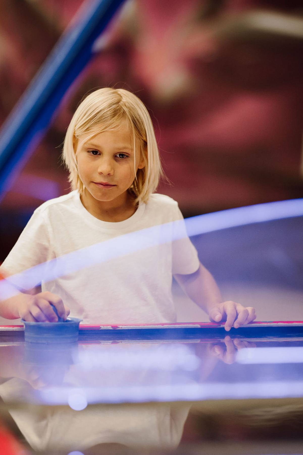 Kind beim Airhockey im Ferienresort Central Flachau