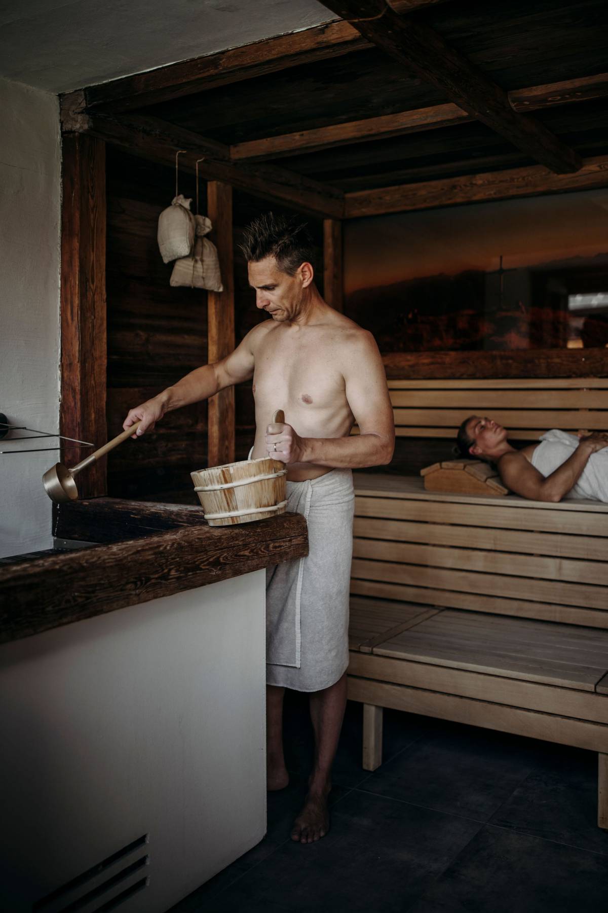 Mann beim Aufguss in der Sauna im Ferienresort Central Flachau