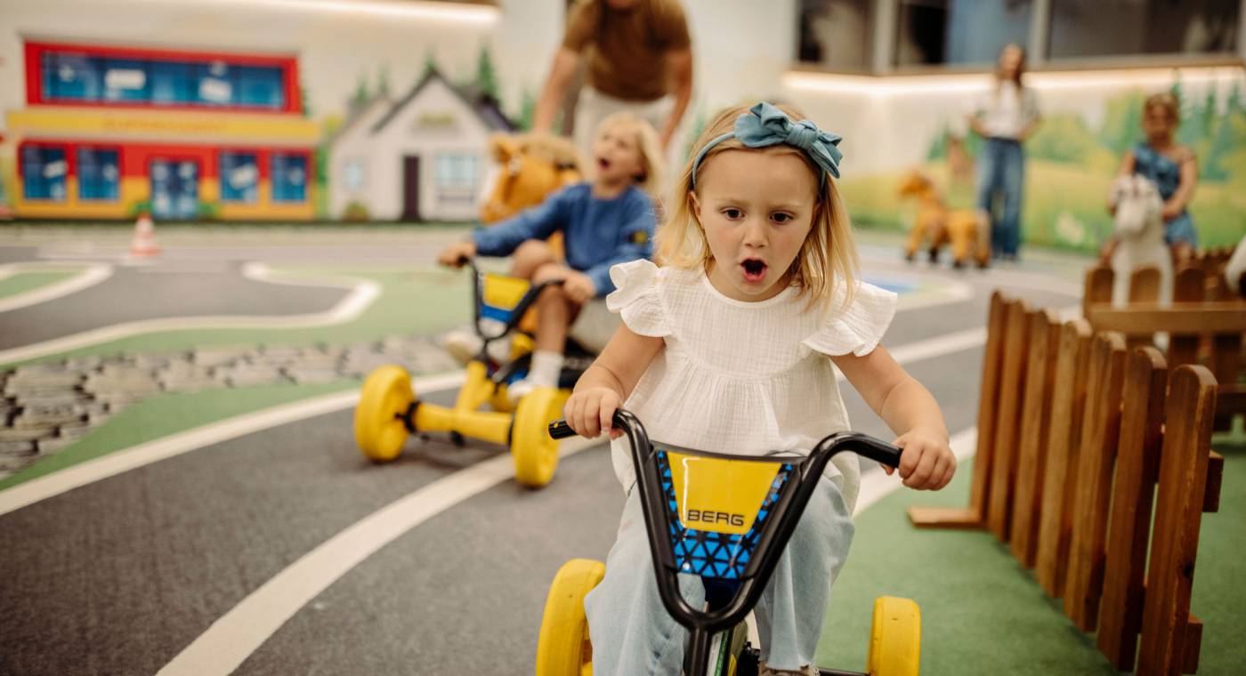 Kinder mit Go Karts im Indoor Funpark des Ferienresort Central Flachau