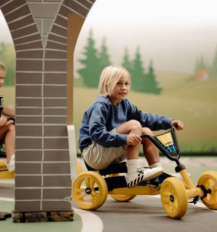 Kinder mit gelb-schwarzen Go Karts im Indoor Funpark Ferienresort Central Flachau