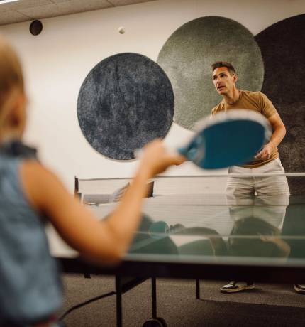 Vater und Tochter spielen Tischtennis im Ferienresort Central Flachau