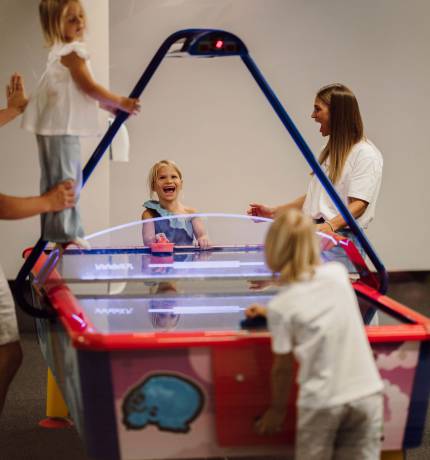 Familie spielt Airhockey im Ferienresort Central Flachau