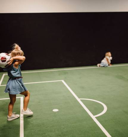 Kinder spielen Indoor Soccer im Ferienresort Central Flachau