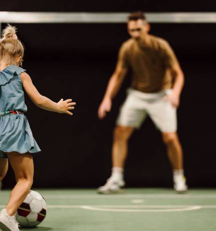 Mädchen spielt Fußball im Ferienresort Central Flachau