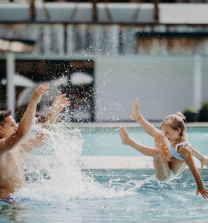 Mädchen wird von Vater ins Wasser geworfen