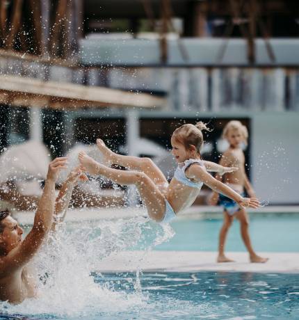 Vater im Pool wirft Tochter ins Wasser