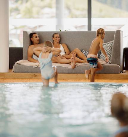 Familie relaxt am Indoor Pool im Ferienresort Central Flachau