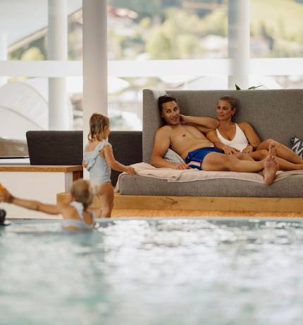 Familie mit Kindern am Kleinkindbecken im Ferienresort Central Flachau