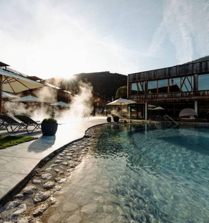 Schwimmteich und dampfender Pool im Ferienresort Central Flachau