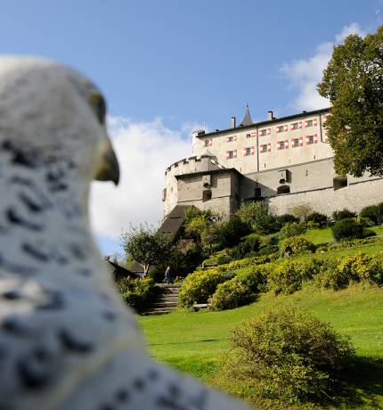 Blick auf die Burg Hohenwerfen mit Greifvogel-Skulptur im Vordergrund