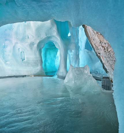 Gefrorener Boden und vereiste Höhlenwände in der Eisriesenwelt Werfen