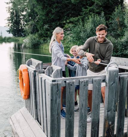 Familie auf einem Floß beim Spielplatz Geisterberg