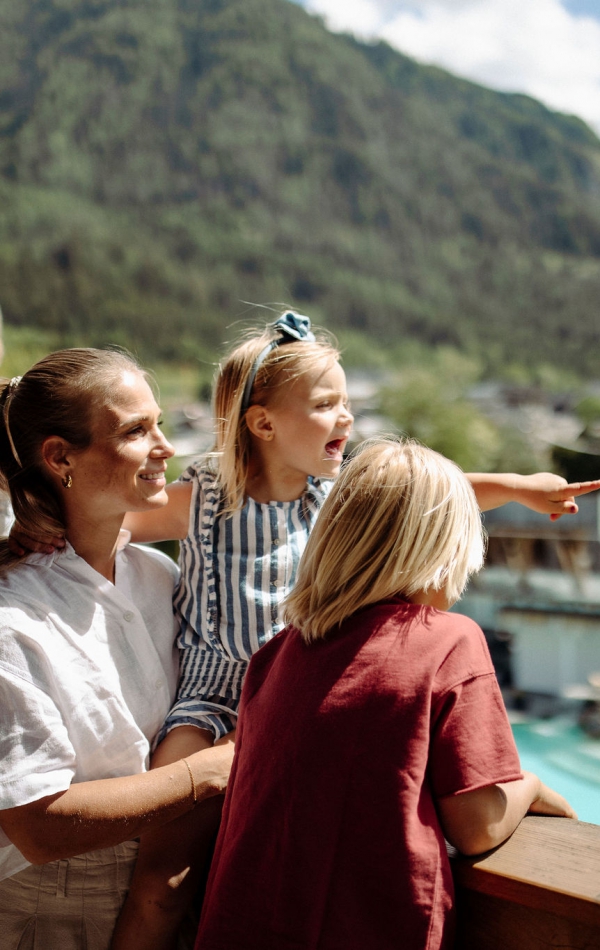 Familie auf dem Balkon im Ferienresort Central Flachau