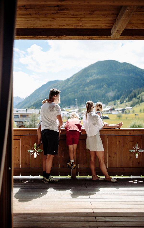 Familie genießt die Aussicht auf die Berge in Flachau