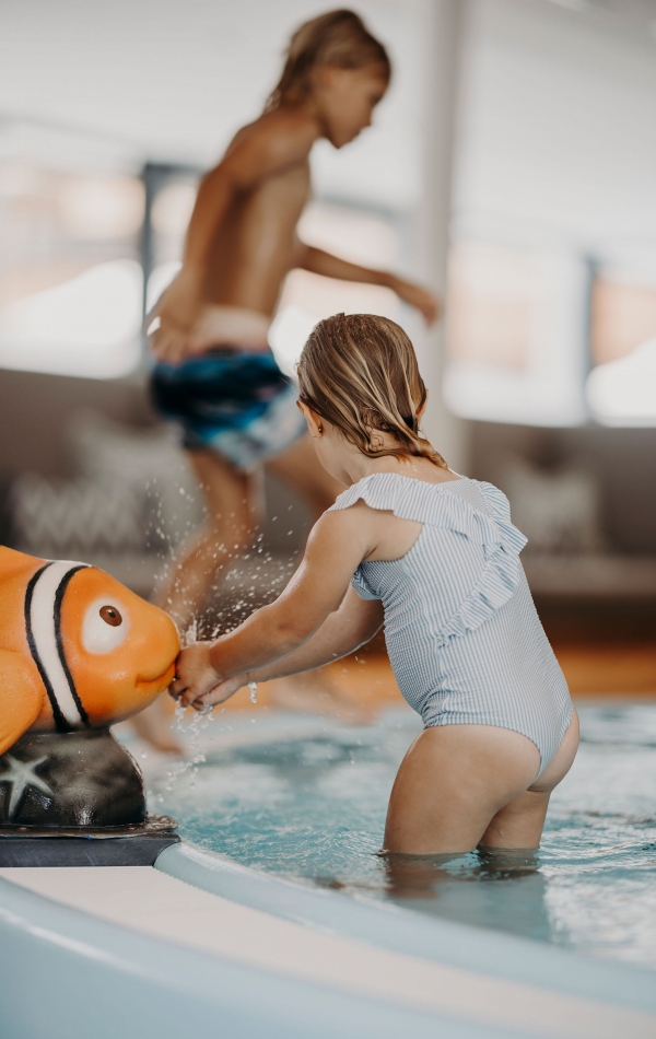 Mädchen im Kinderbecken des Ferienresort Central Flachau