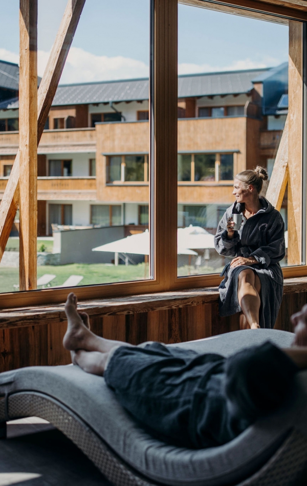 Blick vom Ruhebereich auf das Ferienresort Central Flachau