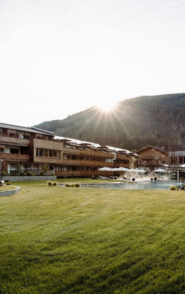 Außenansicht Ferienresort Central Flachau mit Rasenfläche im Outdoor-Bereich