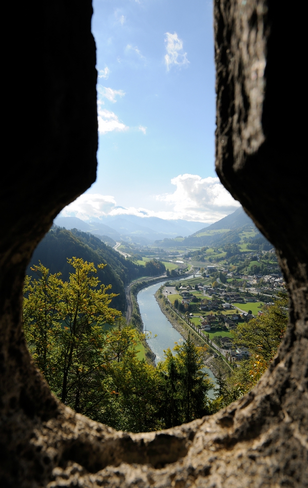 Blick durch Maueröffnung der Burg Hohenwerfen auf die Salzach im Tal