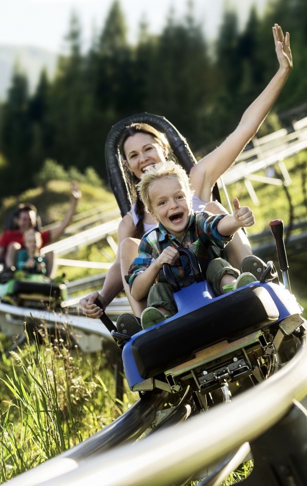 Familie auf der Rodelbahn Lucky Flitzer in Flachau