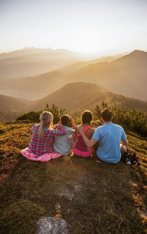 Familie genießt den Sonnenaufgang in den Flachauer Alpen