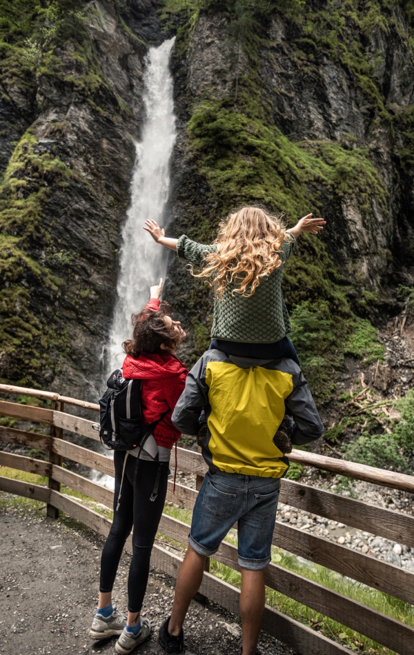 Familie beobachtet Wasserfall an der Liechtensteinklamm