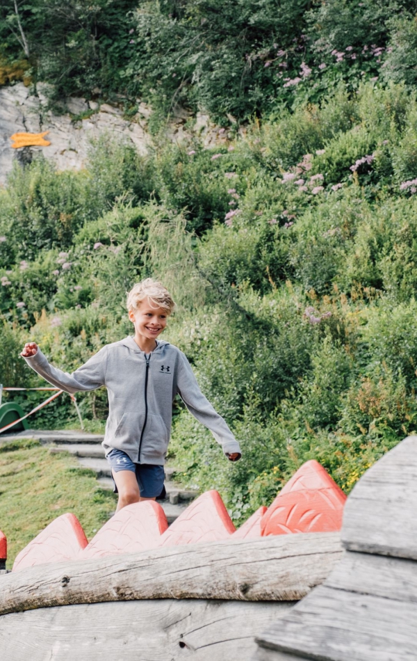 Zwei Kinder auf dem Spielplatz Geisterberg