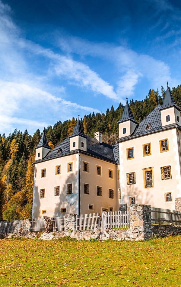 Renaissance Schloss Höch Flachau im Herbst