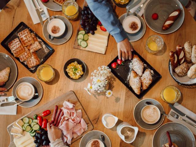 Draufsicht eines reichhaltig gedeckten Frühstückstisches im Ferienresort Central Flachau