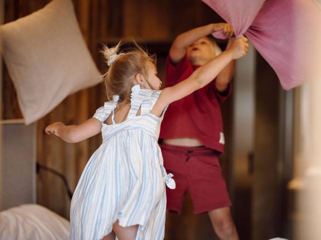 Kinder bei Kissenschlacht im  Ferienresort Central Flachau