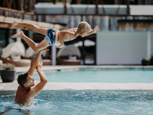 Vater im Pool wirft Sohn ins Wasser