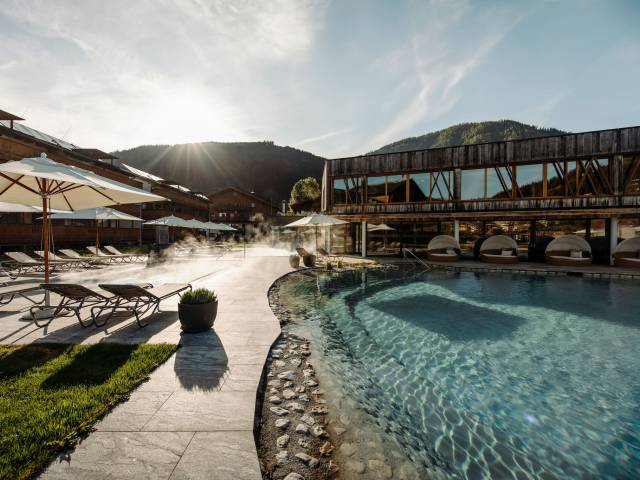 Schwimmteich und beheizter Pool im Ferienresort Central Flachau