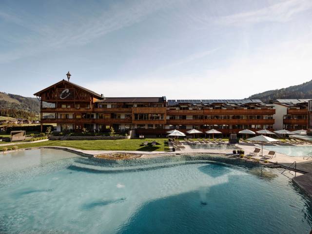 Großer Schwimmteich und Outdoor Pools im Ferienresort Central Flachau