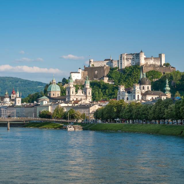 Blick von der Salzach auf die Festung Hohensalzach in Salzburg