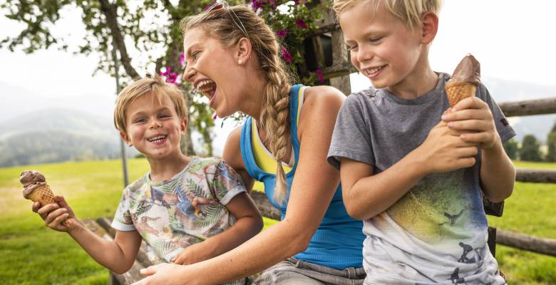 Lachende Familie steht im Kreis - Untersichtperspektive