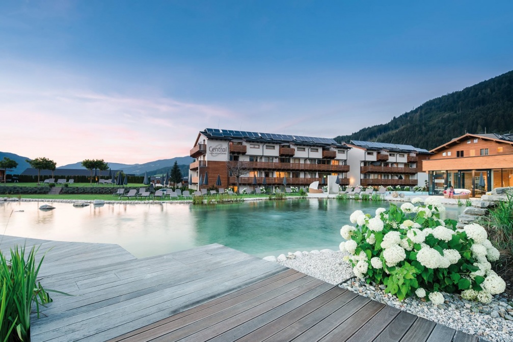 700 m² großer Naturbadeteich der Ferienanlage Central Flachau