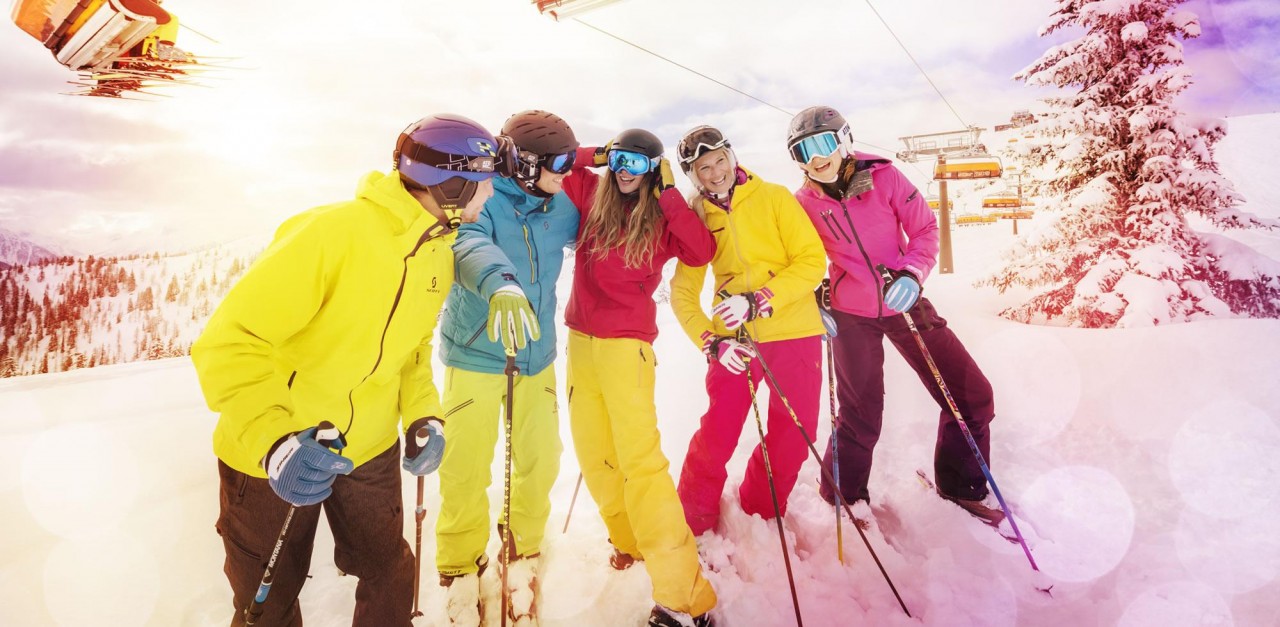 Freunde beim Skifahren in Flachau in der Salzburger Sportwelt